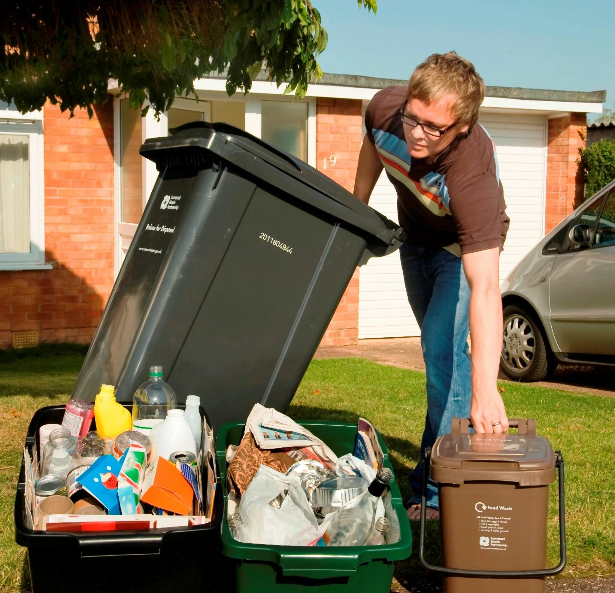 Throw them away. Garbage мусор. Мусор в коллекторе. Сборщик мусора металлический.