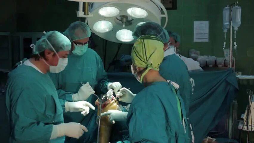 Surgeons performs performing perform operation