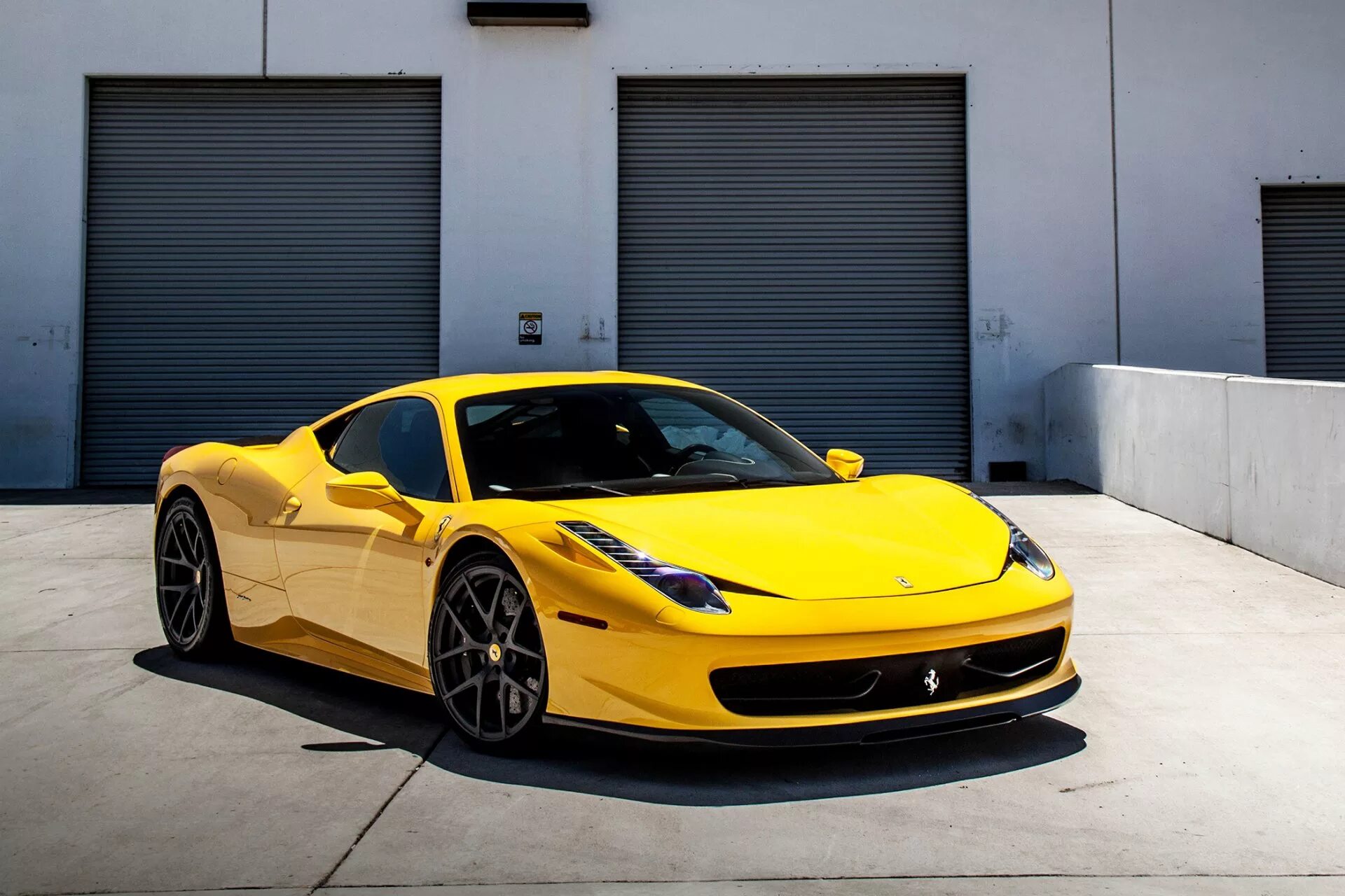 Желтый в реальной жизни. Ferrari 458. Ferrari 458 Italia желтая. Машина Ferrari 458 Italia. Ferrari 458 Scuderia.