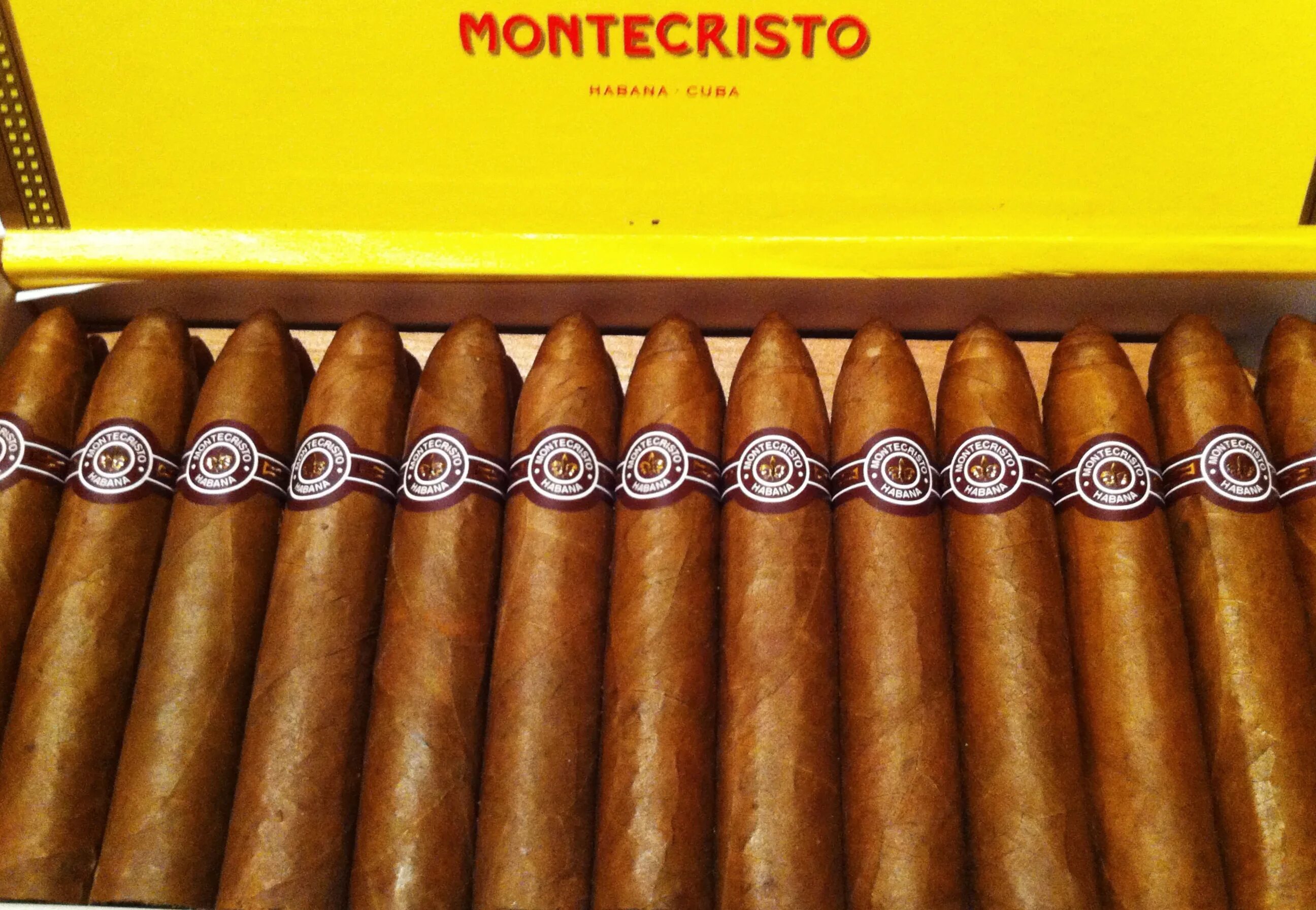 Две сигары. Сигара montecristo no 2. сигары montecristo petit 2. сигара монтекристо петит. montecristo habana сигары.