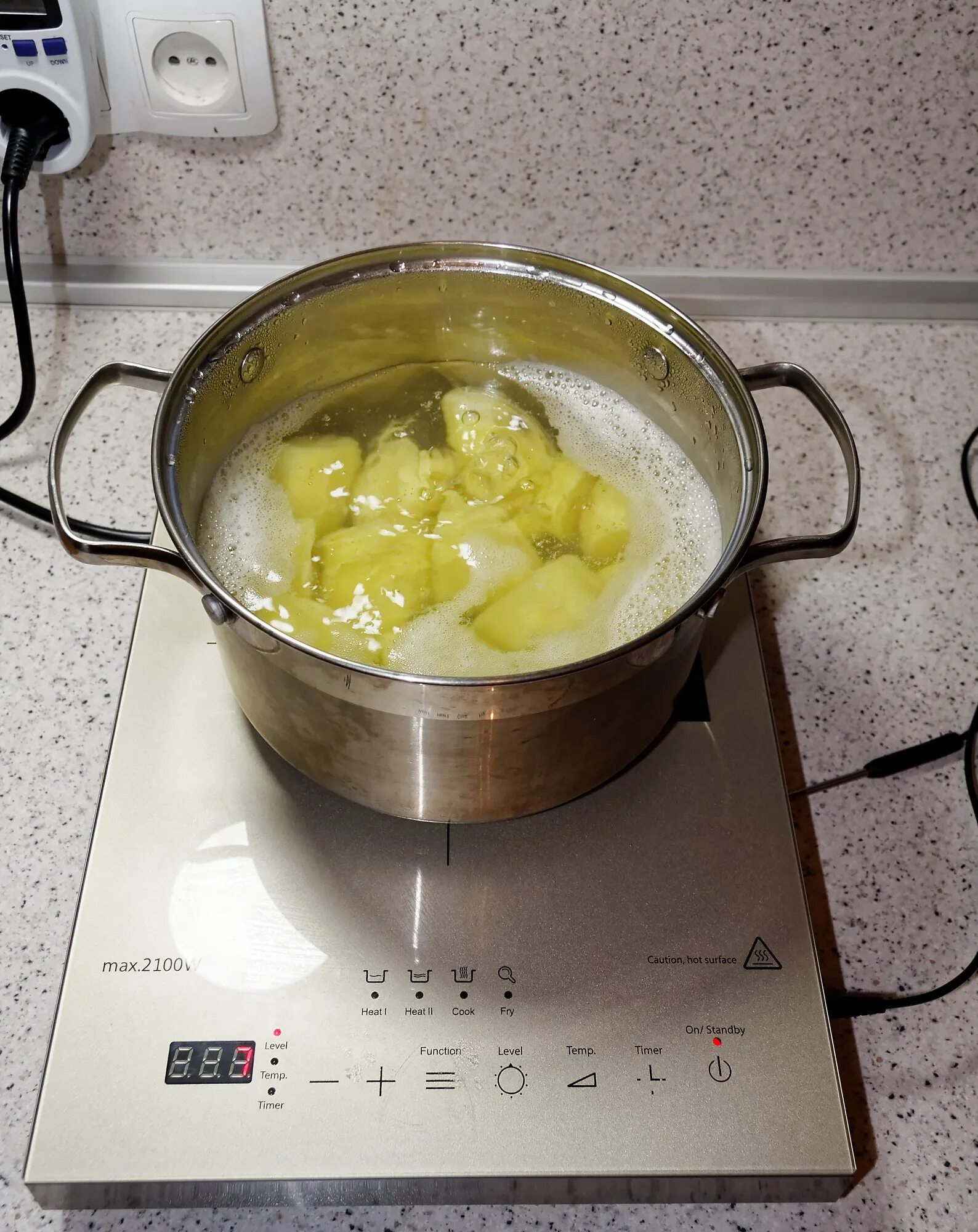 Картошка варится. Картошка в кастрюле. Отварить картофель. Вареная картошка в кастрюле.