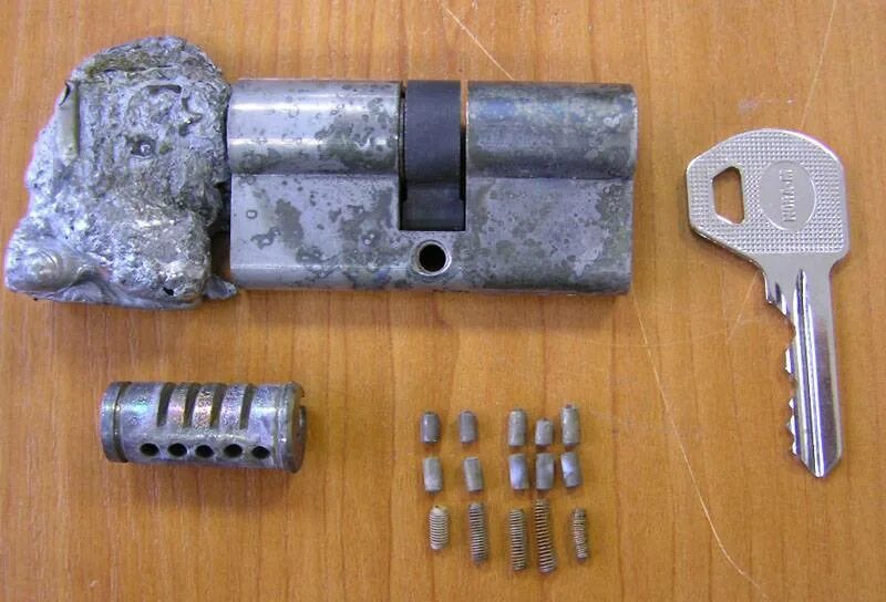 Замок сенатор заклинил дверной. Заела личинка. Цилиндр замка auger 66297. Цилиндровый механизм 07-н16. Замок сенатор заклинил дверной.