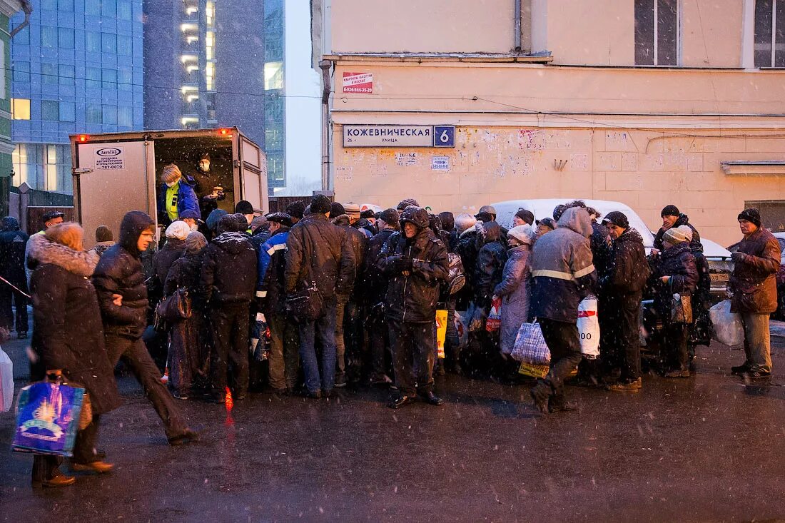 очередь за смартфоном в москве. длинная очередь из людей. клиенты стоят в очереди. толпа людей у банка. макдональдс первый в москве год 1990.