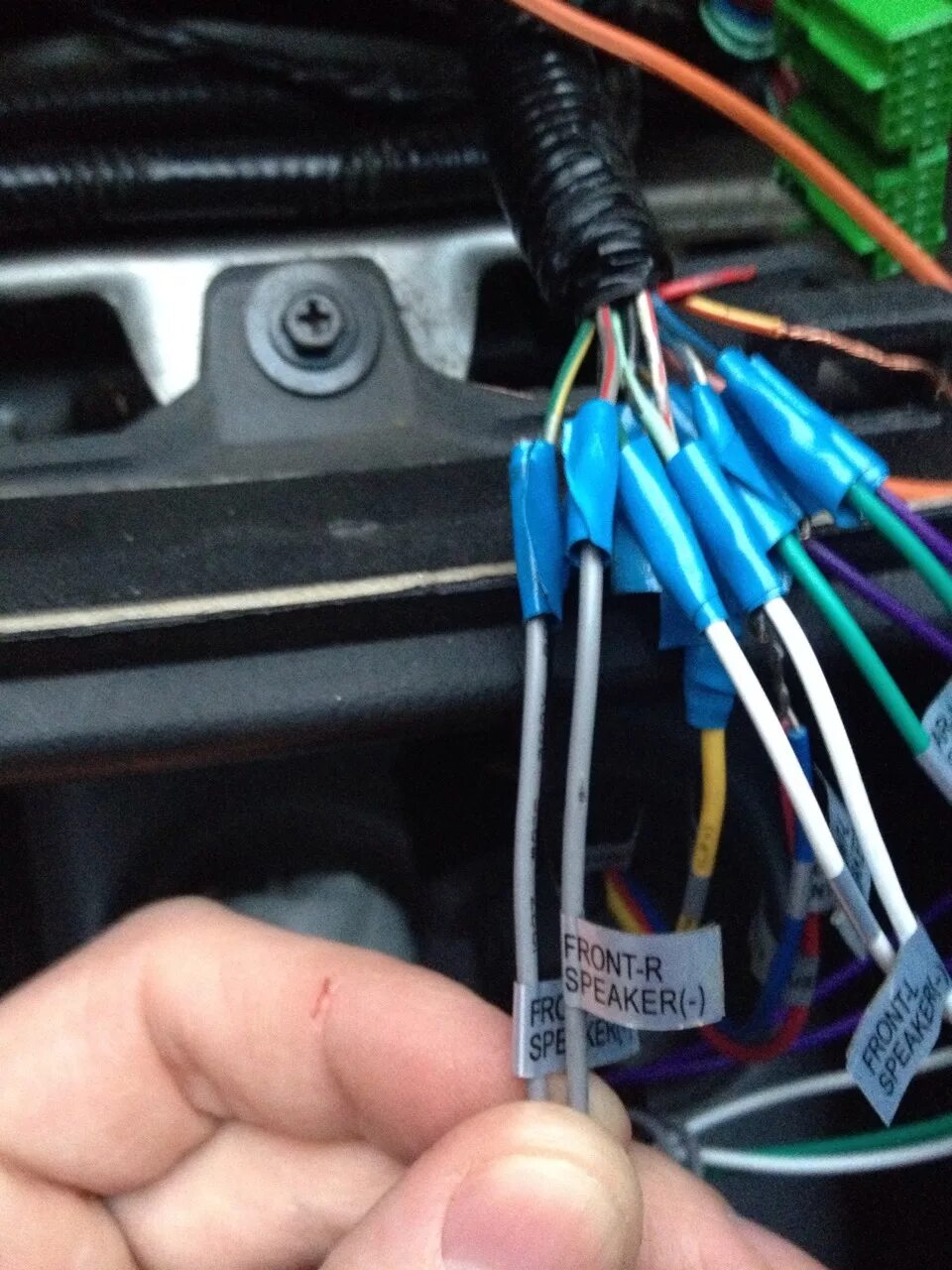 Провода на динамики плюс и минус. Как подключить динамики в машине полярность. Bmw e60 цвета проводов на динамики. Провода на динамики плюс и минус. Фишка динамика e83.