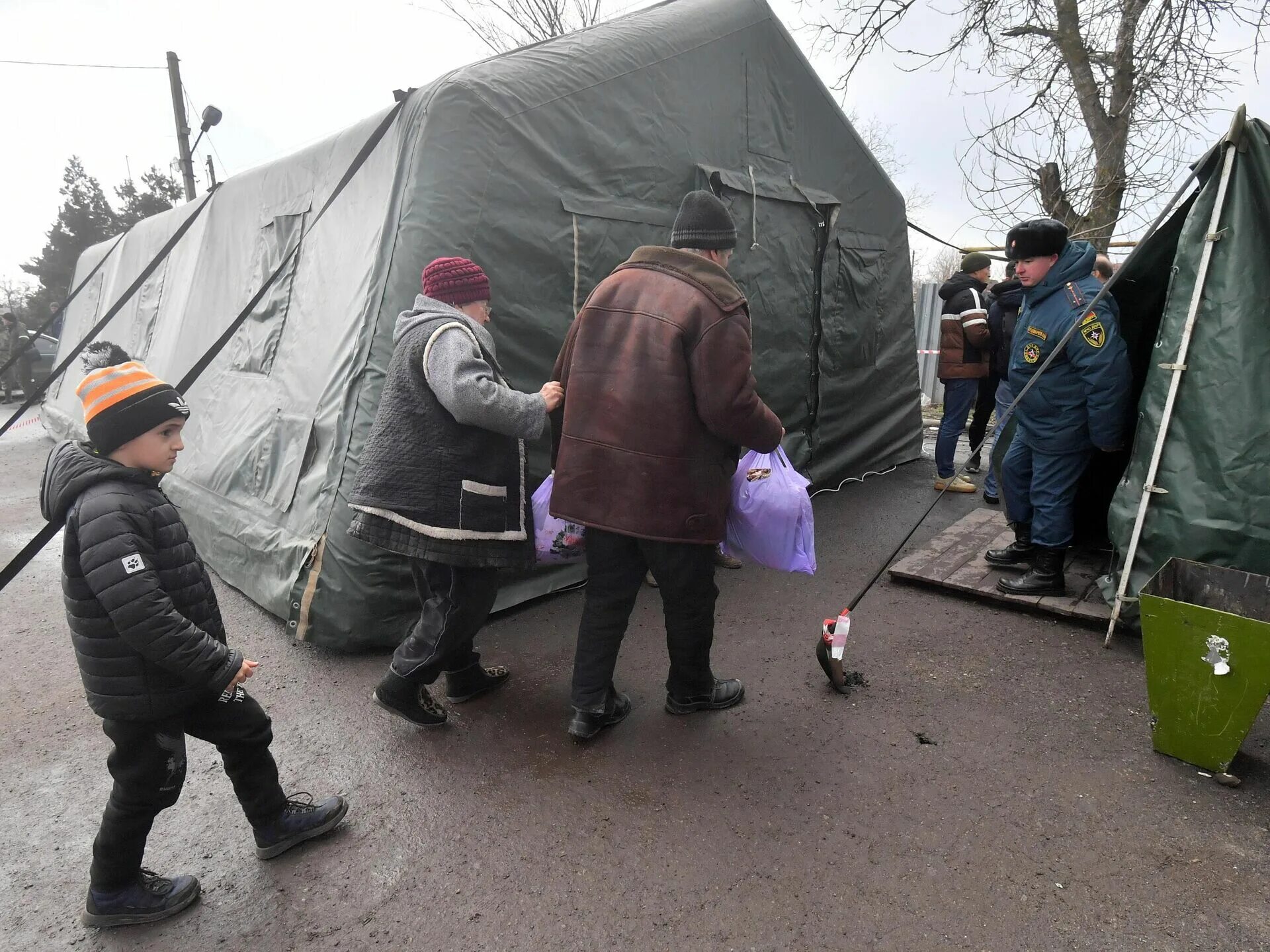 Новости россии украины на данный момент. Беженцы с Украины. Беженцы на Украине в городе Мариуполь. Живой щит. Эвакуация.