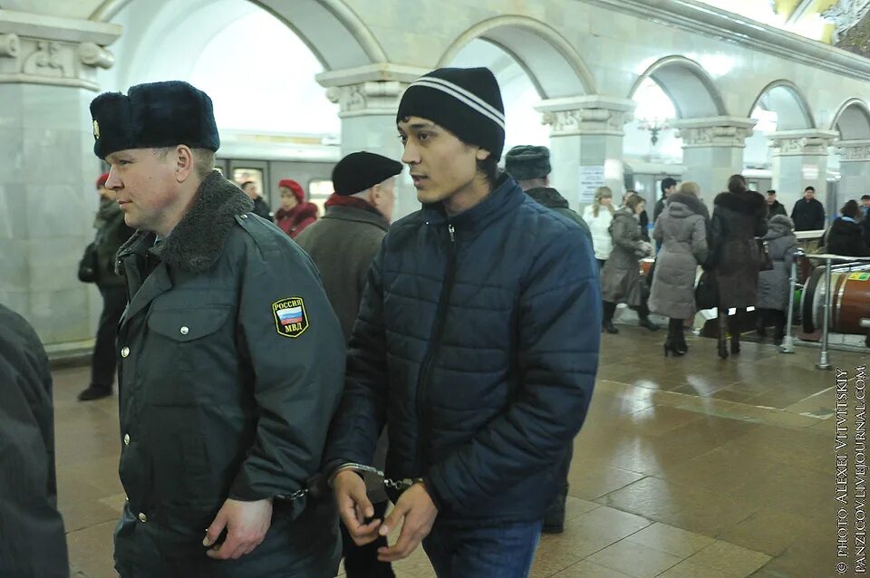 Таджики в метро. Узбеки в метро. киргизы в метро. мигранты в метро. чурки в московском метро.