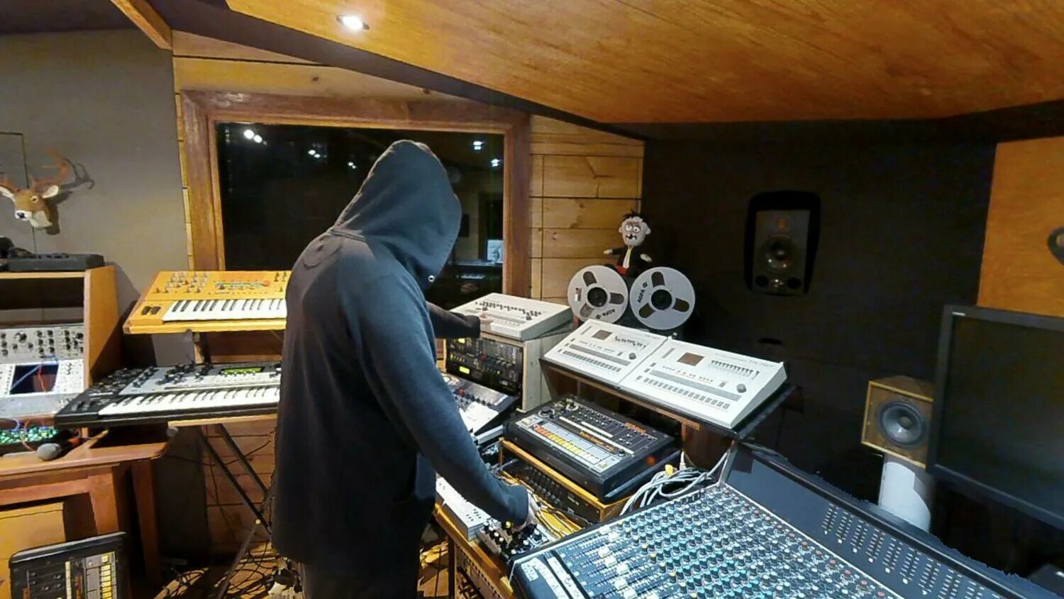 Домашняя студия звукозаписи рэп. Артист на студии звукозаписи. Студия звукозаписи fl studio. Звукорежиссер на студии. Профессиональная студия звукозаписи.