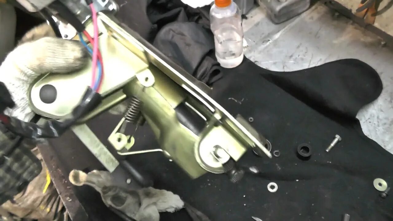 Регулировочный винт рулевой колонки ваз 2106. Регулировка рулевой колонки нива 2121. Люфт руля нива. Регулировочный винт рулевого редуктора шевроле нива. Болт рулевой колонки 21213.