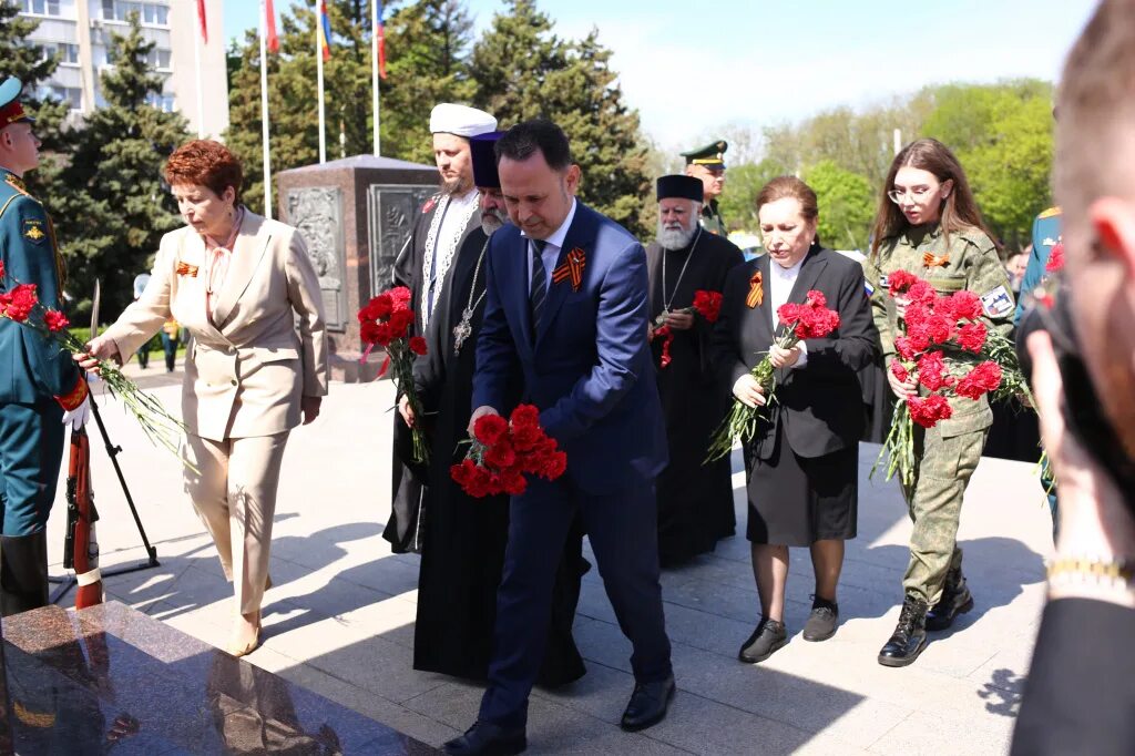 Возложение в Ростове на Дону. Торжественное возложение цветов. Возложение цветов Ростов. Возложение цветов 9 мая.