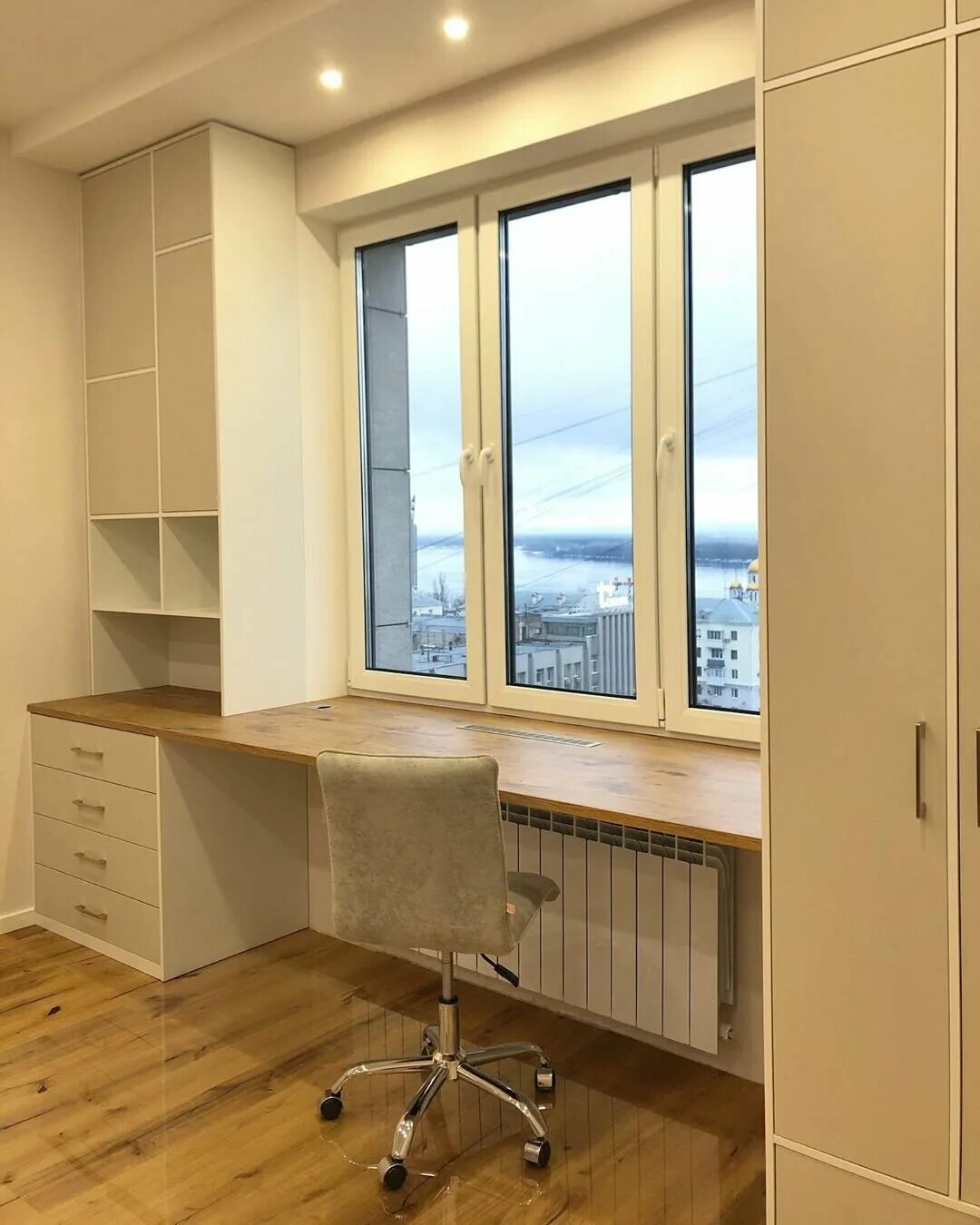 рабочая зона со шкафом у окна. рабочее место у окна в комнате. письменный стол у окна в детской. рабочая зона со шкафом у окна. комната 8м2 для мальчика письменный стол у окна икея.