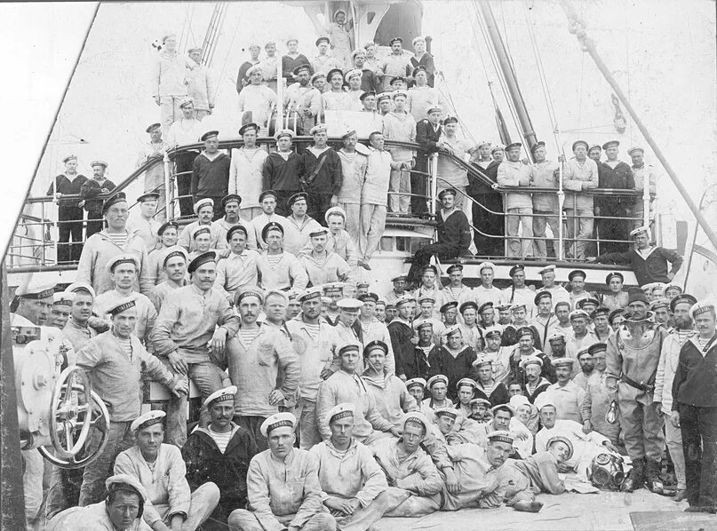 Экипаж крейсера аврора. Экипаж крейсера москва. Крейсер моряк. Капитан крейсера аврора. Матрос с крейсера "варяг".