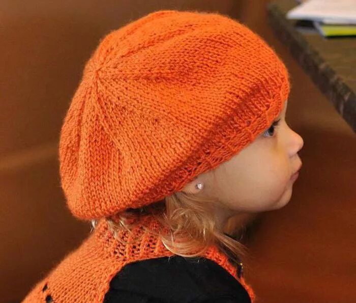Берет для девочки спицами. Детские береты спицами. Вязаные детские береты для девочек. Беретка для девочки спицами. Вязаные детские береты для девочек.