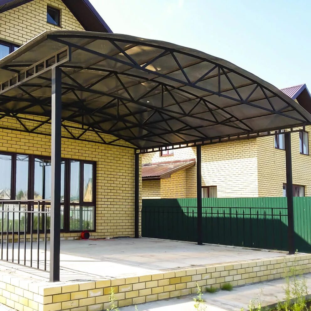 Навес к дому из поликарбоната. Навес входной группы. Навес с балконом 4 на 6. Навес фасад. Навес фасад.