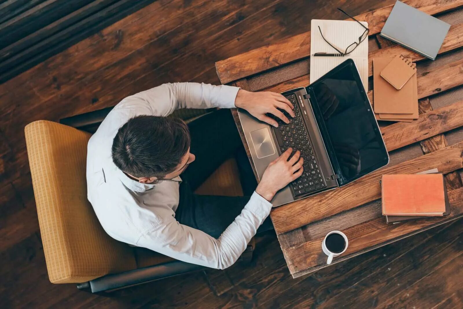 Как называются люди работающие дома