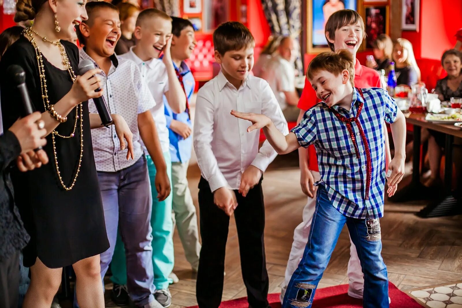 Одеть ребенка на праздник. Одежда для вечеринки для мальчиков. одежда на вечеринку для детей. выпускной 4 класс в стиле. интересные конкурсы на праздник.
