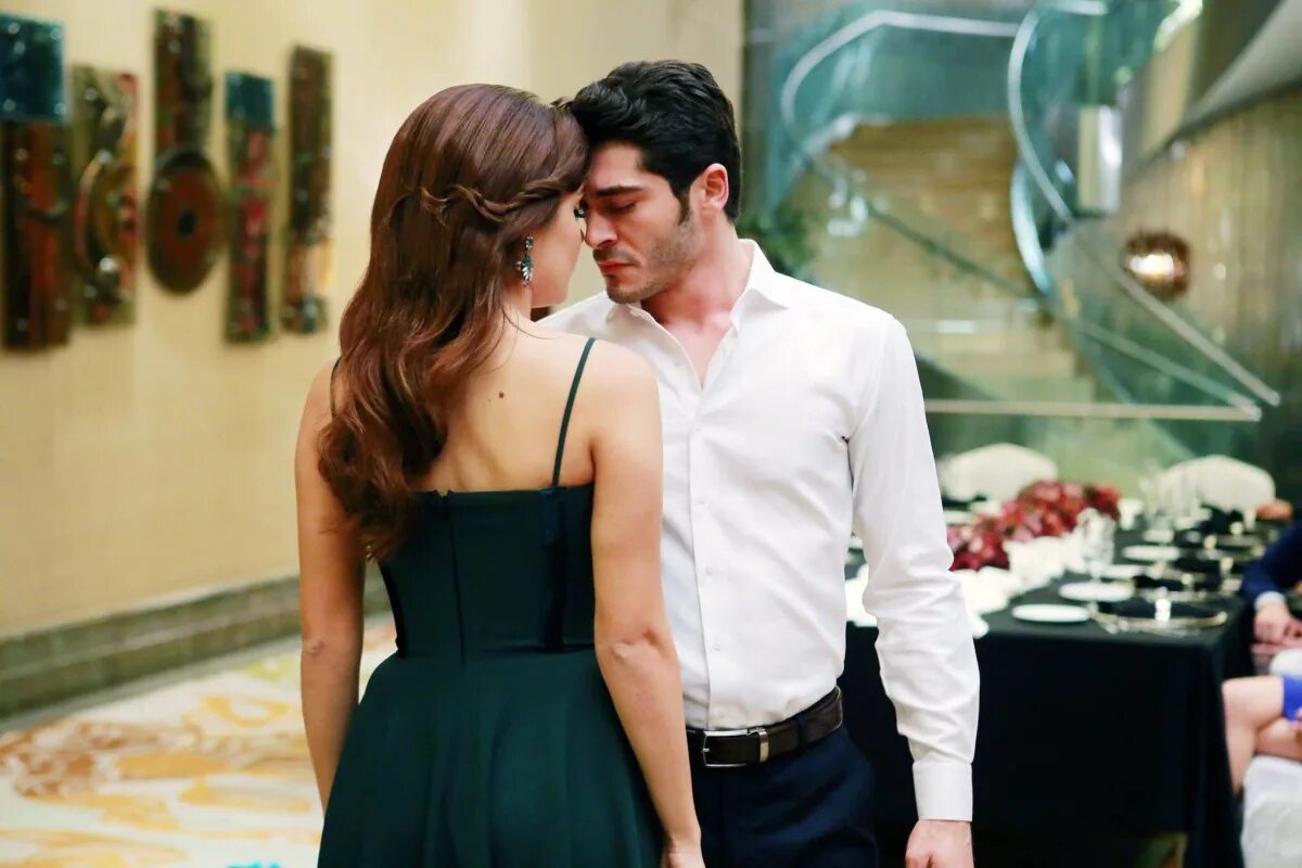 Турецкий сериал хайат и мурат. Турецкий сериал мурат и хаят. Краткое содержание любовь не понимает слов турецкий. Любовь не понимает слов 31 серия. Краткое содержание любовь не понимает слов турецкий.