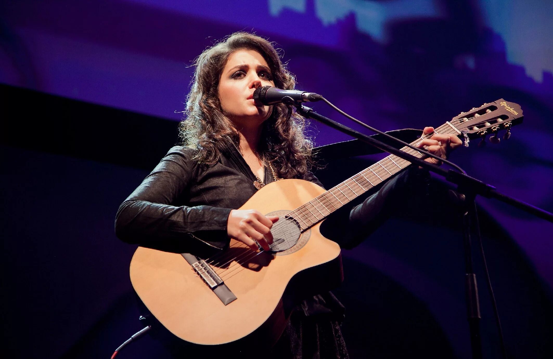 Гитара пение. Кэти Мелуа. Katie Melua. 2022 Концерт. Певица гитарист Татевик. Певица Кэти Мелуа фото.