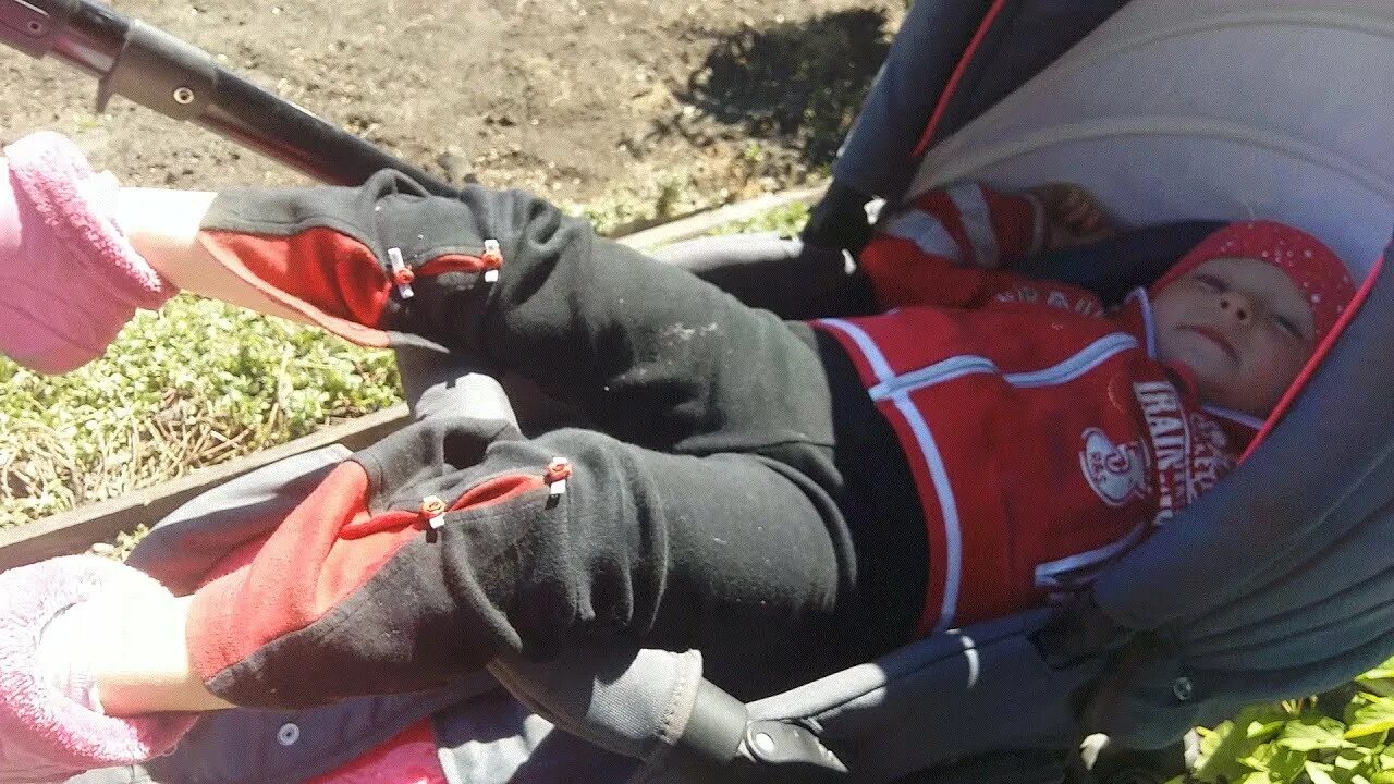 Видео нашли ребенка. Видео нашли ребенка. Нашли младенца в мусорном баке. Голопопая девушка. Видео нашли ребенка.