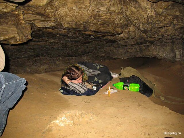 группа студентов в пещере