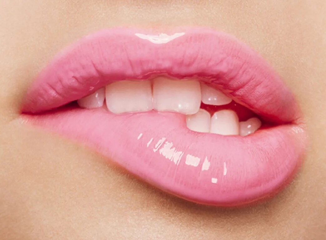 Прикусывание губы. Mouth roll lower lips. Прикусывание нижней губы. Прикусила губу примета. Закусила губу.