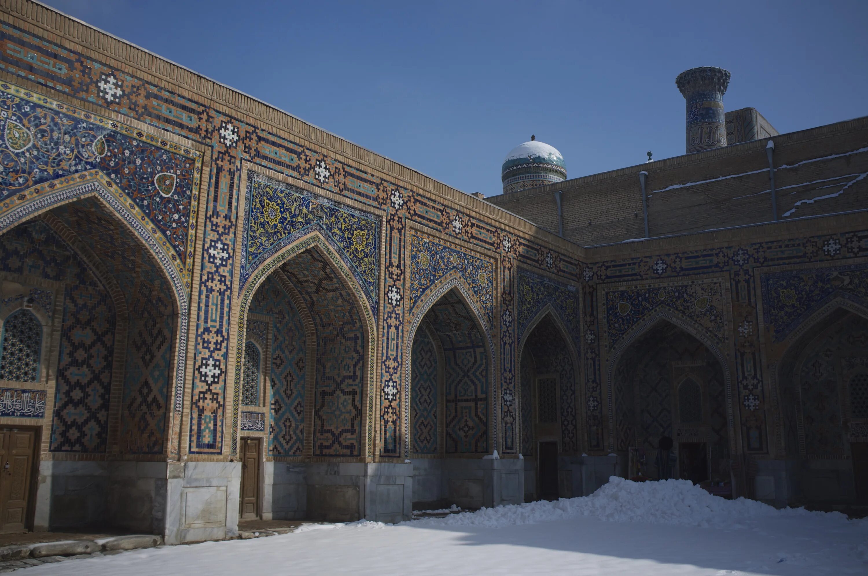 Samarqand telefon. Мавзолей ишратхана, самарканд. Samarqand telefon. Samarqand telefon. Зима самарканд регистан.