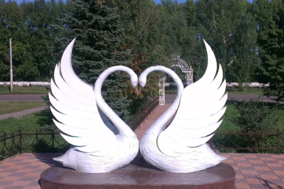 Скульптура эрзя лебедь. Сормовский парк лебеди скульптура. Лебедь в колпино памятник. Скульптура лебеди где находится. Лебедь в колпино памятник.