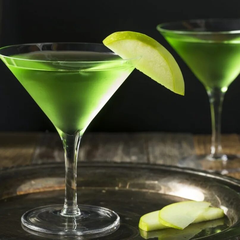 Тини коктейли. Apple Martini Cocktail. Яблочный Тини коктейль. Грин Тини коктейль. Коктейль зеленое яблоко мартини.