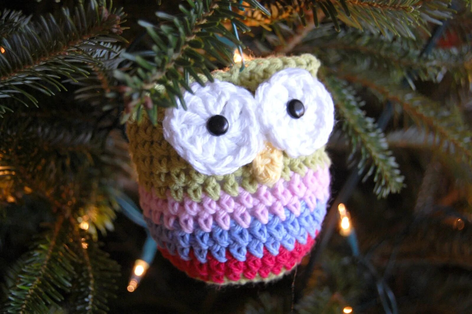 Вязаные игрушки на елку. Вязаные игрушки на елку. Вязаные подарки на новый год. Вязаные елочные украшения. Игрушки на елку крючком.