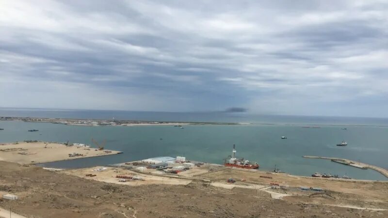 Погода в море каспийск. Седой каспий. Каспийское море махачкала. Каспийское море махачкала пляж. Каспийск.
