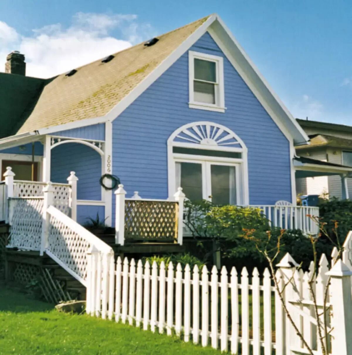 Покрасить старый дом снаружи краской. Окрашенные фасады домов. Покрашенный дом. Крашеный фасад дома. Красить дом.