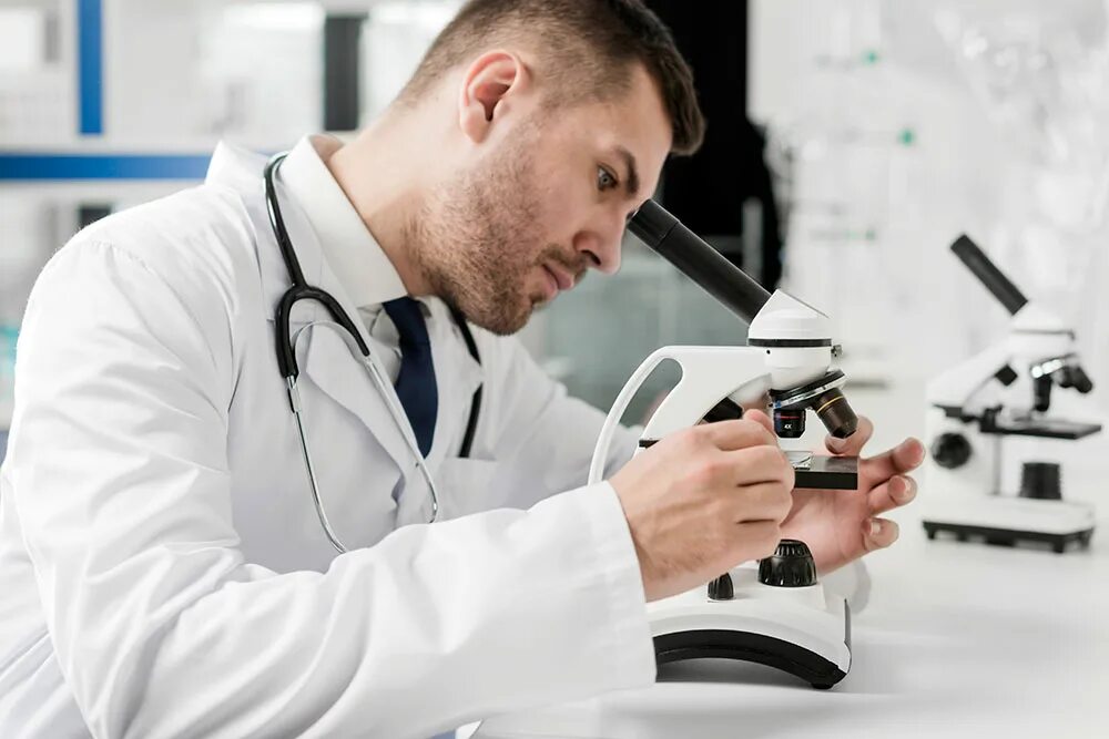 Работа в медицинской экспертизе. Ольга конопляник патологоанатом. Работа в медицинской экспертизе. Судебно-медицинский эксперт. Врач с микроскопом.