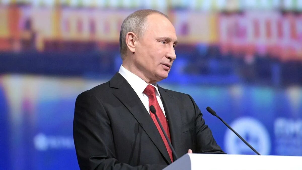 Выступление владимира. Владимир путин держись. часы путина пмэф 2025. путин на пмэф 2025 видео выступление. путин владимир владимирович жена новая.