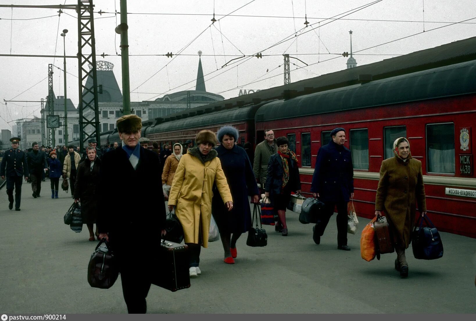 Шум вокзала. Ярославский вокзал в 90-е годы. СССР вокзал 1980. Москва Ярославские вокзал СССР. Ярославль вокзал перрон.