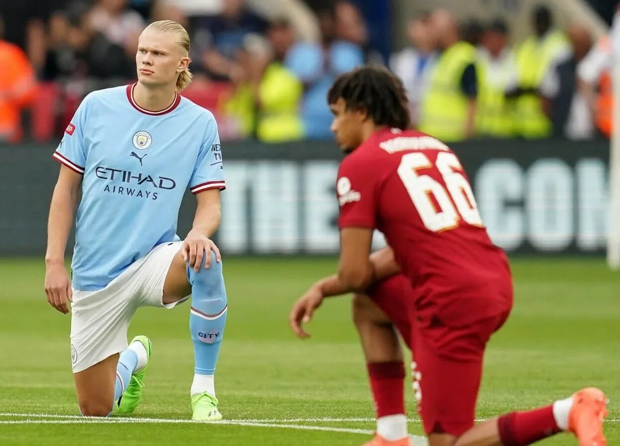 Встал на футболе. Футболисты преклонили колено. Blm футбол. Футболисты преклонили колено. Краснодар челси на колени не встали.