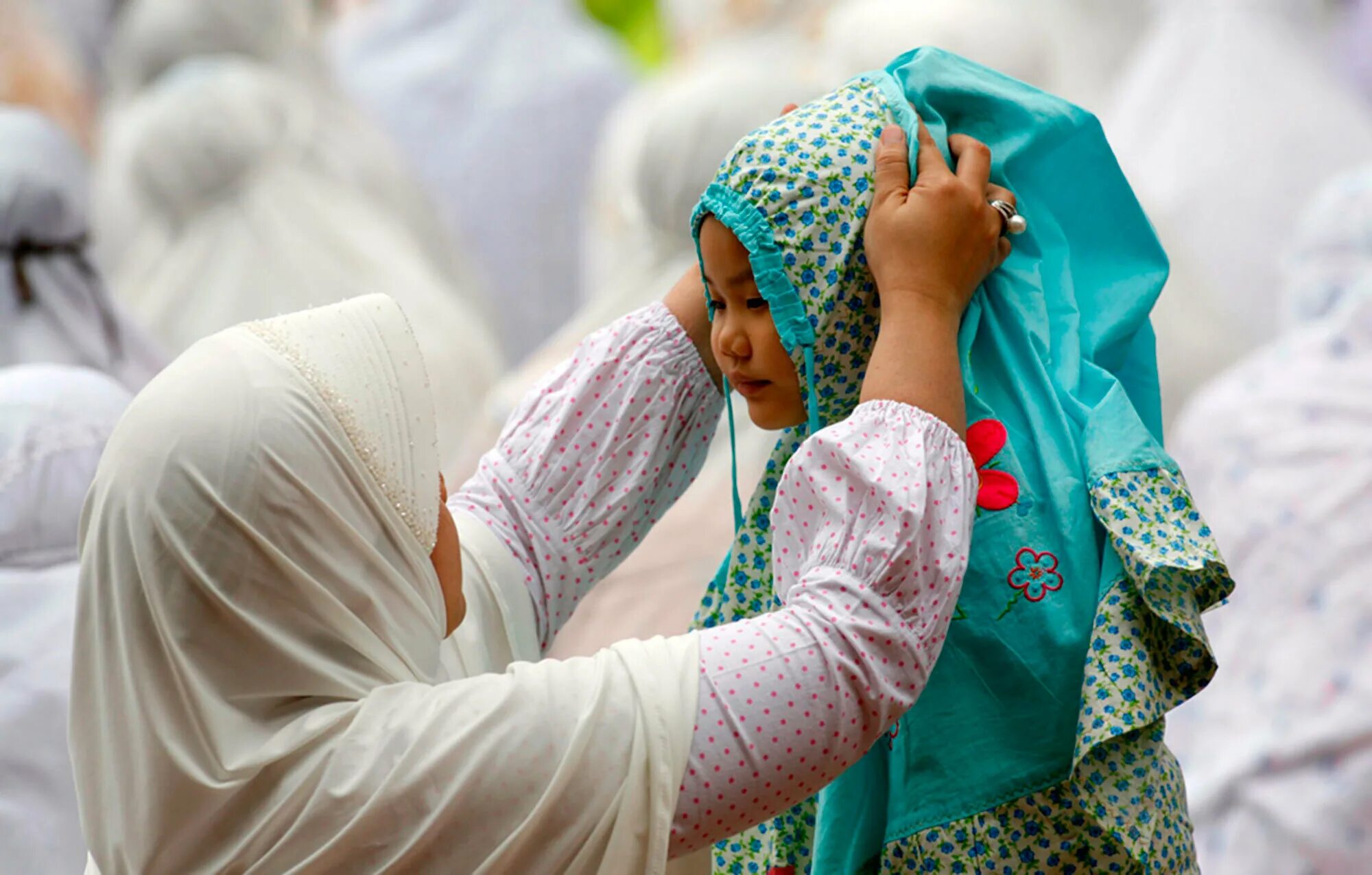 Мусульманские дети. Мусульманка с ребенком. Мусульманская женщина с ребенком. Женщины в мечети.