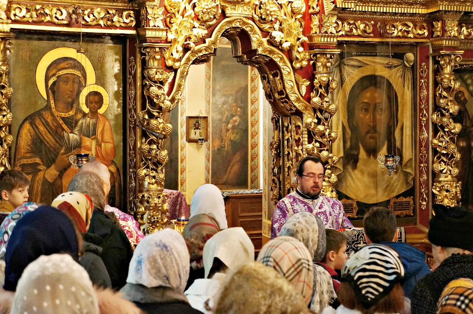Чин торжества православия анафемы. С праздником торжества православия. Крещение никольский храм. Псковская епархия праздник цветы. Торжество православия фото службы.