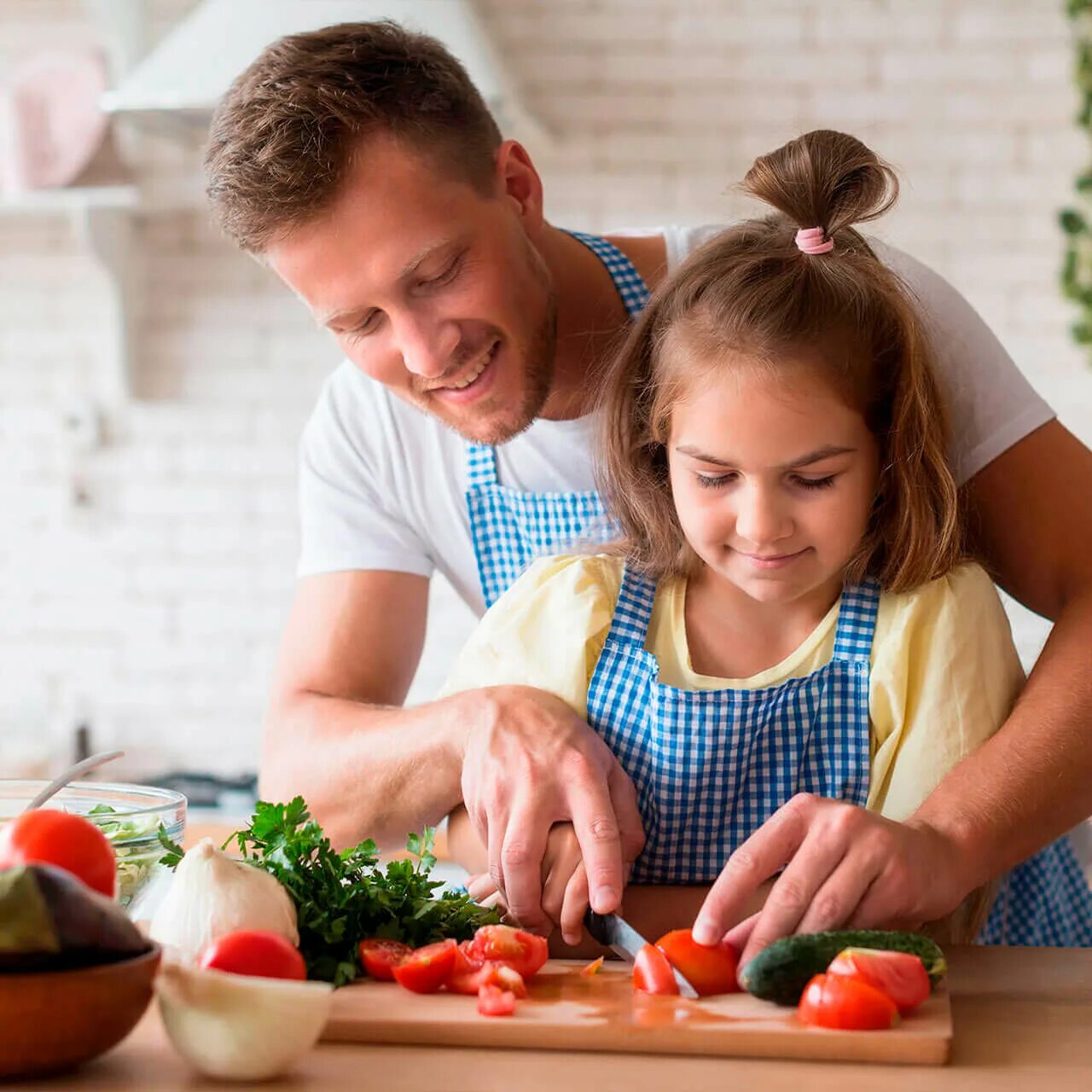 Дочки дают отцам на кухне после приготовления пищи