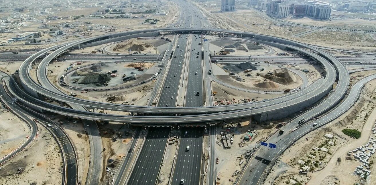 Дубай трасса. Трасса Дубай Абу Даби. Дорога Шейх Зайед Дубай. Дубай шоссе шейха Зайда. Магистраль Дубай - Абу-Даби.