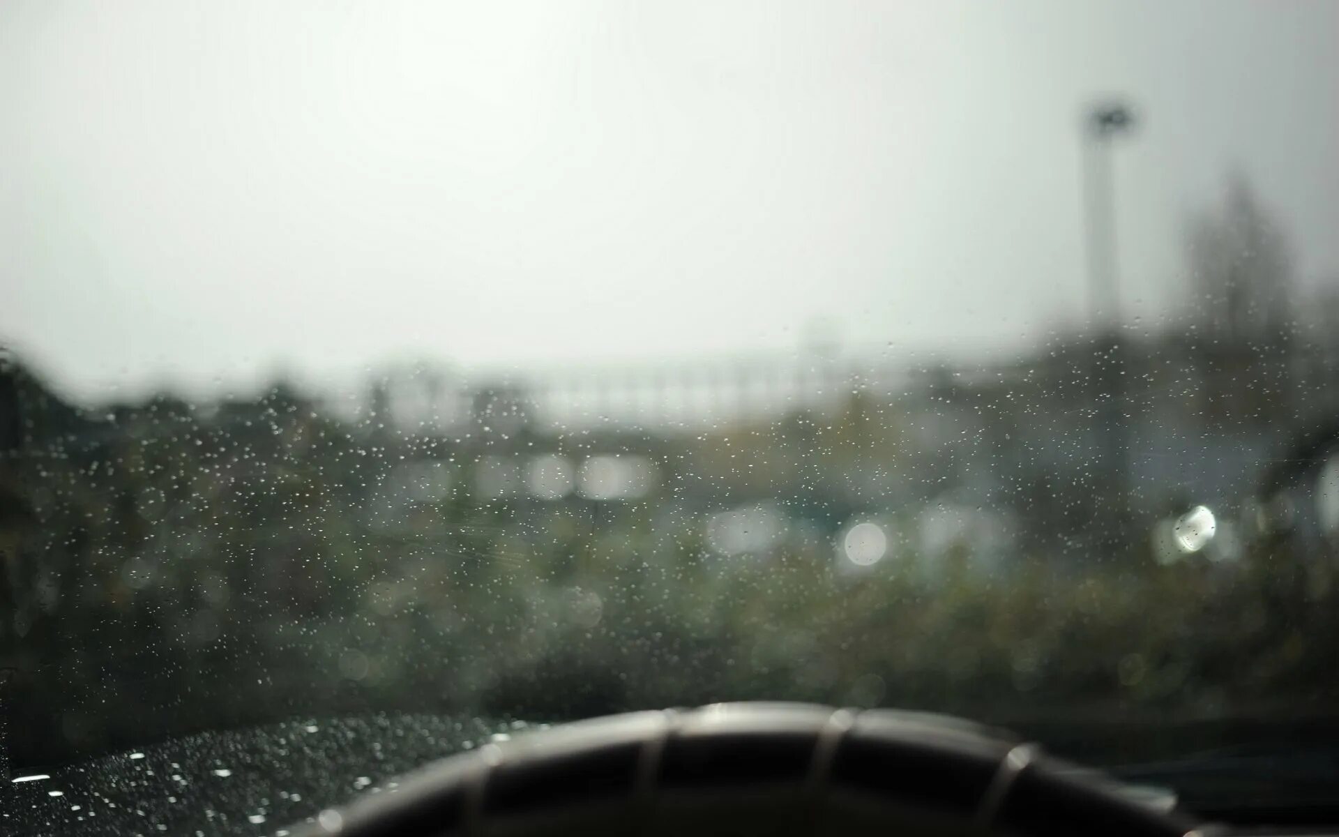 Хорошо в машине в дождь. Дождь за окном машины. Машина дождь. Машина и дождь природа. Дождь из окна машины.