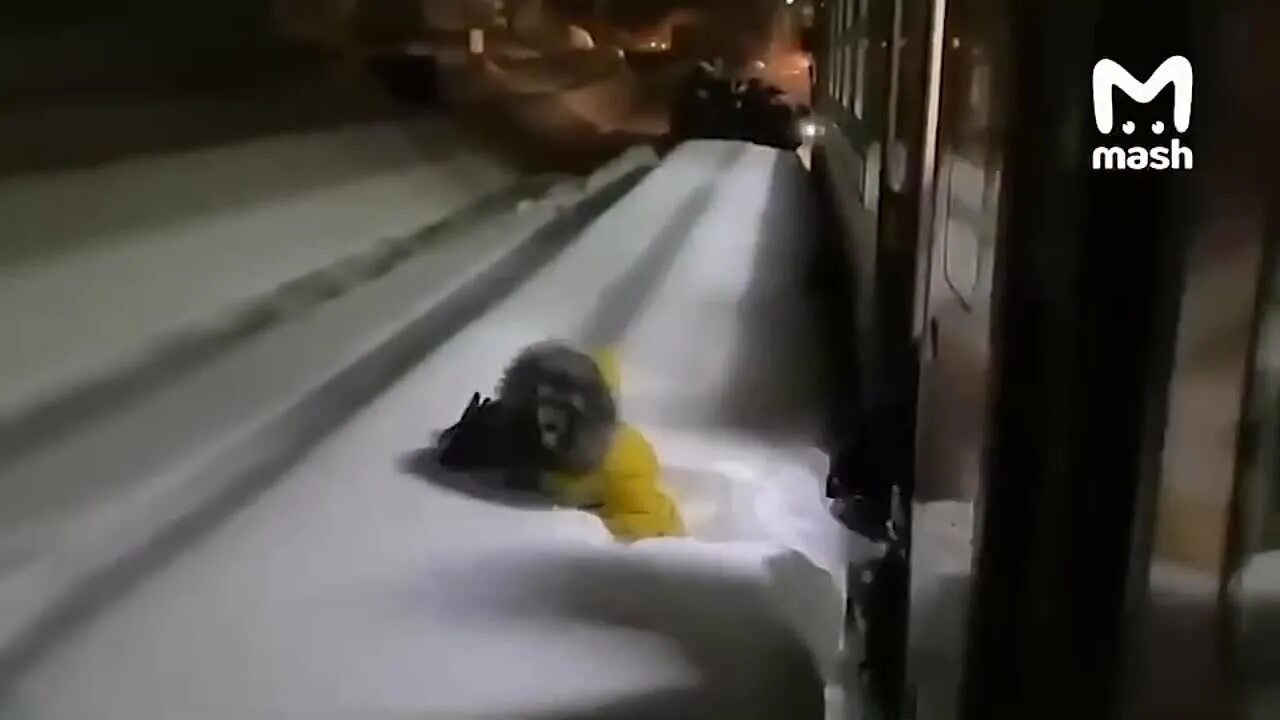 Почему прыгнув в поезде. Человек выпрыгивает из поезда. электричка в сугробе. дебошир в поезде.