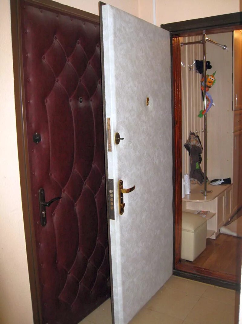 Шумоизоляция двери входной двери. Обшивка металлической двери. Обшить входную дверь. Обшивка двери входной металлической.