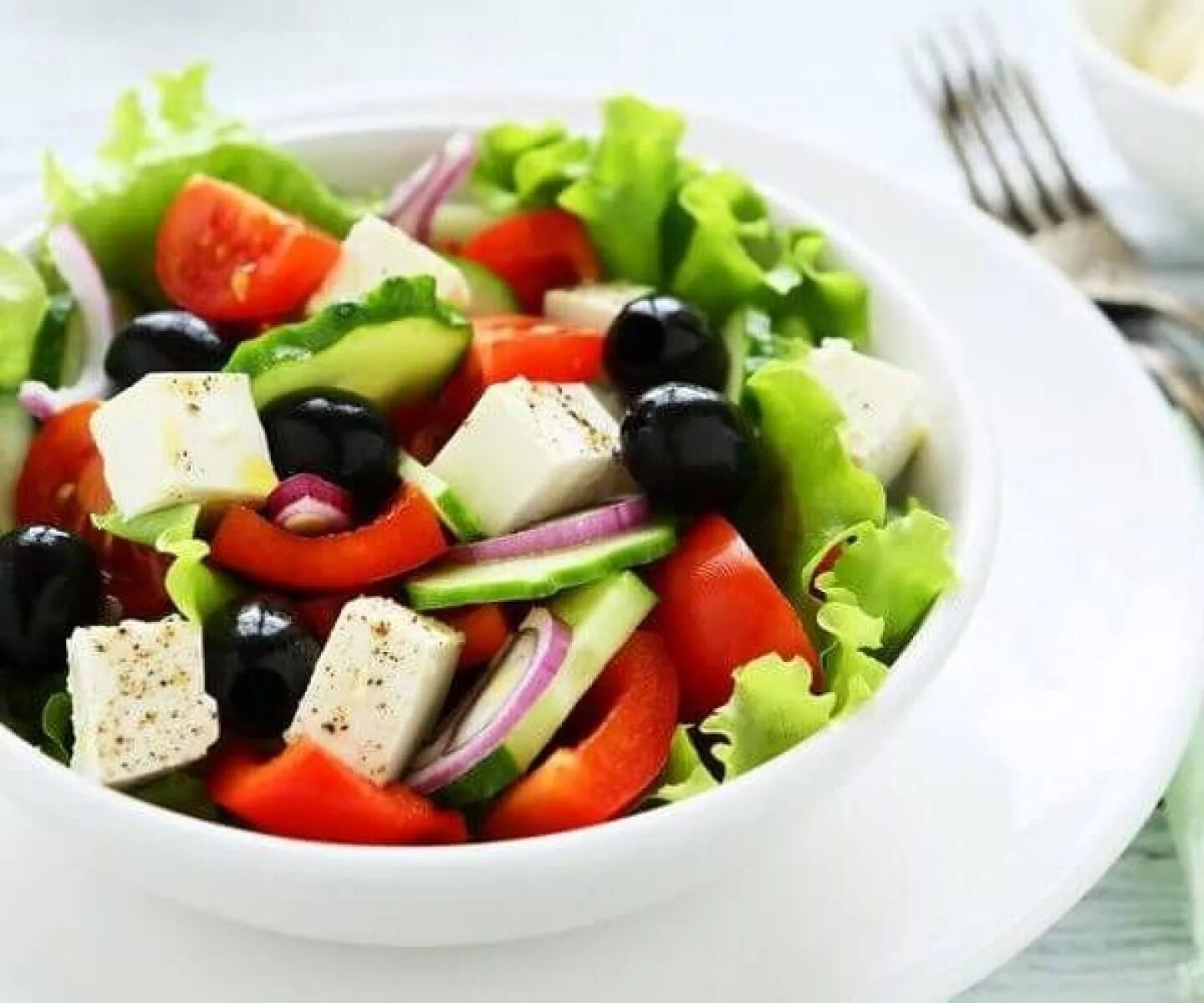 Греческий классик. Греческий салат Хорьятики. Greek Salad(греческий салат). Хориатики греческий. Овощной салат классический.