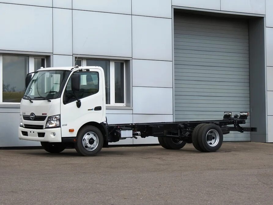 Хино 300 шасси. Шасси Hino 300 xzu7. Hino 500 1623 шасси. Hino xzu710. Купить грузовик хино