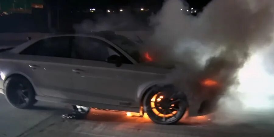 На машине горит cl. Горящая машина на скорости. audi 1100 л.с. авария 240 км ч мерседес. поко х3 про горит.