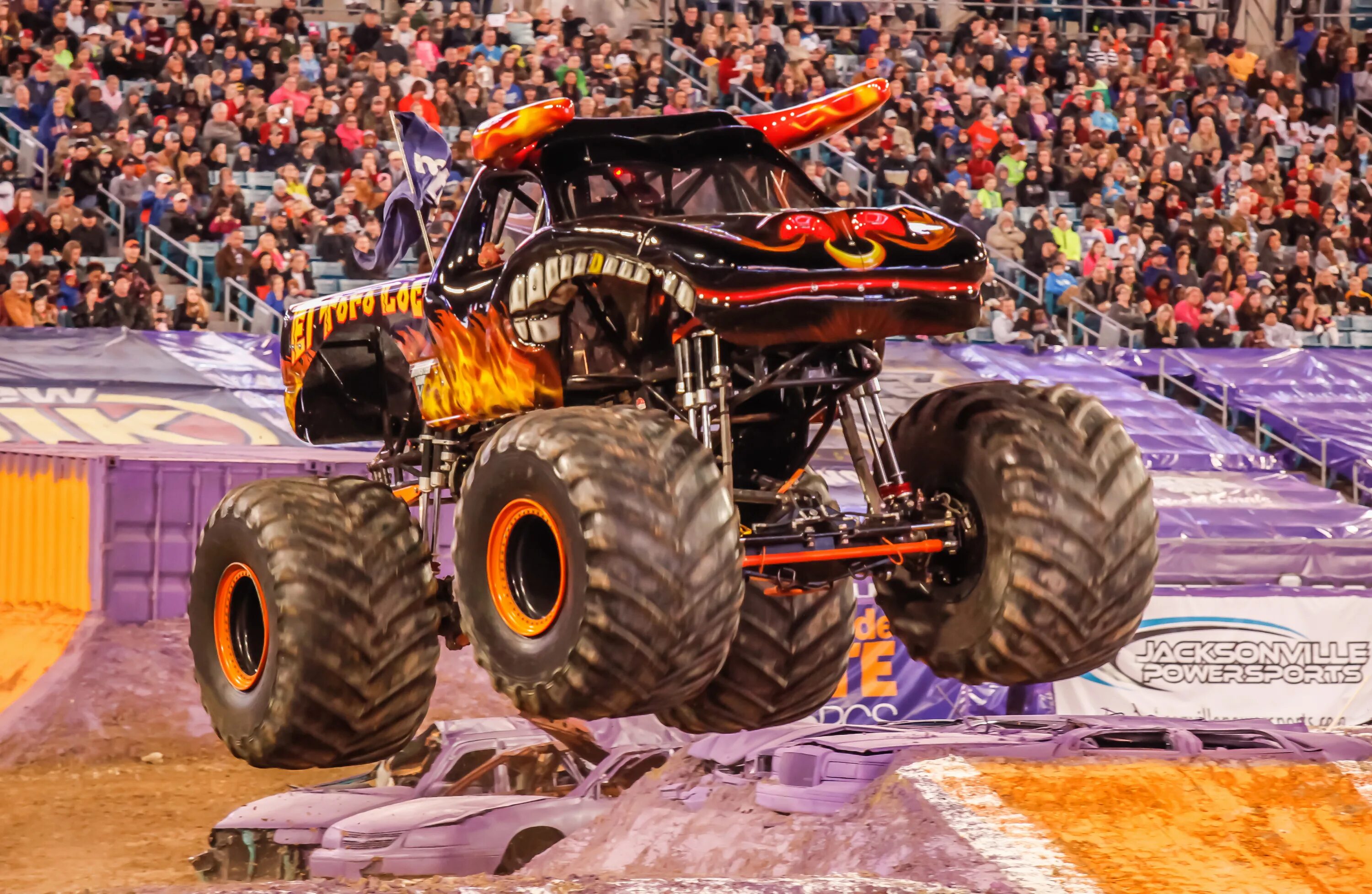 Монстр трак едет. Торо локо монстр трак. монстр трак el toro. monster jam el toro loco. монстр-трак wanda 689b91dt.