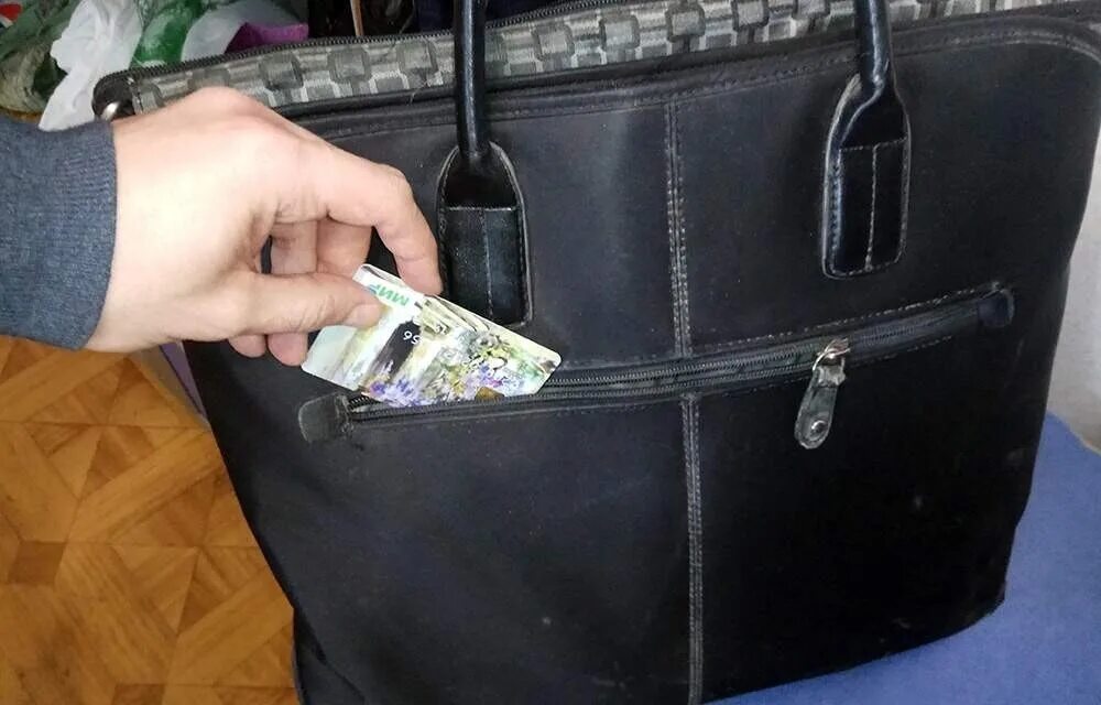 Найти чужую сумку