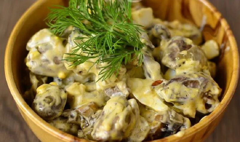 Почки в томатном соусе. Салат картошка фасоль соленый огурец. Блюда с куриной печенью. Салат из куриных сердечек с грибами. Печень куриная тушеная с луком.
