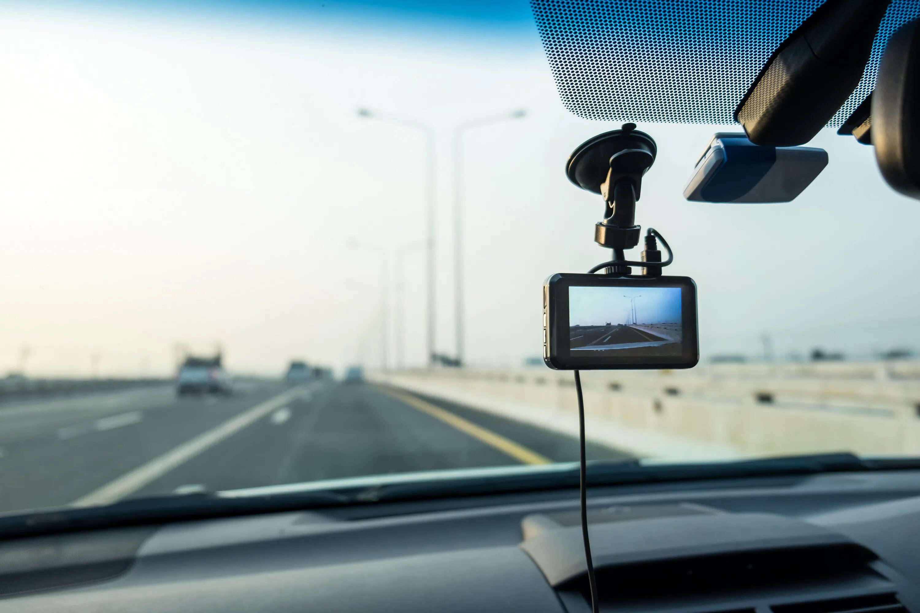 Как поставить регистратор. Регистратор Dash cam. Видеорегистратор на лобовое стекло. Видеорегистратор на стекле. Камера для автомобиля.