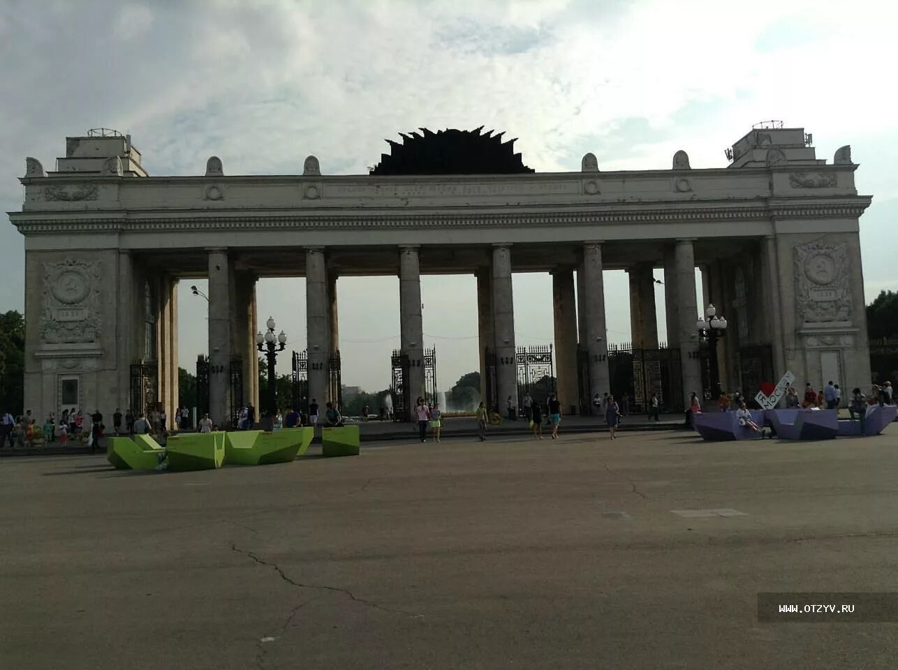 Метро октябрьская парки. Парк культуры Горького. Парк Горького метро. Метро Октябрьская парк Горького. Москва парк имени Горького метро.