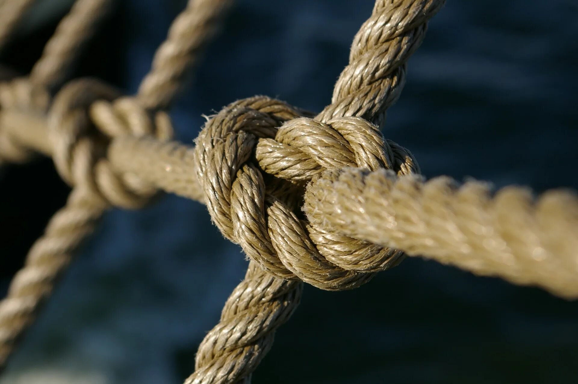 Узлы моряков. Вязание морских узлов. Узлы моряков. Морские узлы мастер класс. Морской узел эмблема.